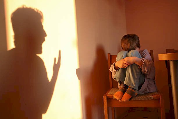 PAIS SÃO DENUNCIADOS PELA DIREÇÃO DE ESCOLA DE MAUS TRATOS CONTRA CRIANÇAS