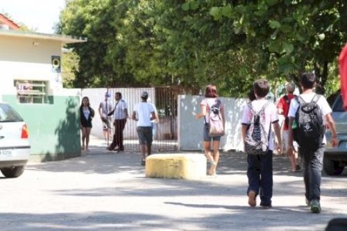 ALUNO É IMPEDIDO DE ENTRAR EM ESCOLA DE CRICIÚAM POR CAUSA DA TONALIDADE DA CALÇA
