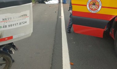 MOTOCICLISTA COLIDE EM RETROESCAVADEIRA E MORRE NA VIA RÁPIDA