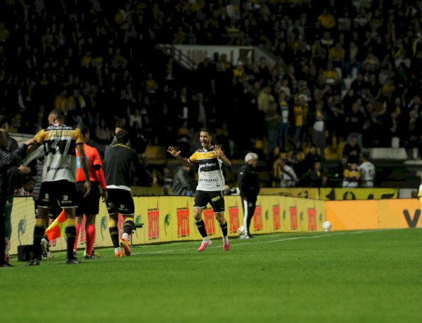 CRICIÚMA VENCE A PONTE PRETA POR 2 A 0 NO HERIBERTO HÜLSE E ENTRA NO G-4 DA SÉRIE B