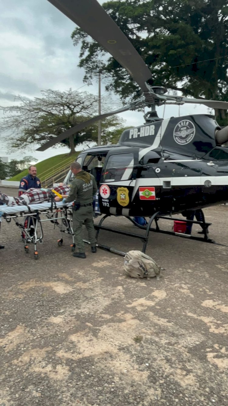 Helicóptero do SAER Aeromédico socorre vitima que se feriu com uma faca quando manuseava um suíno