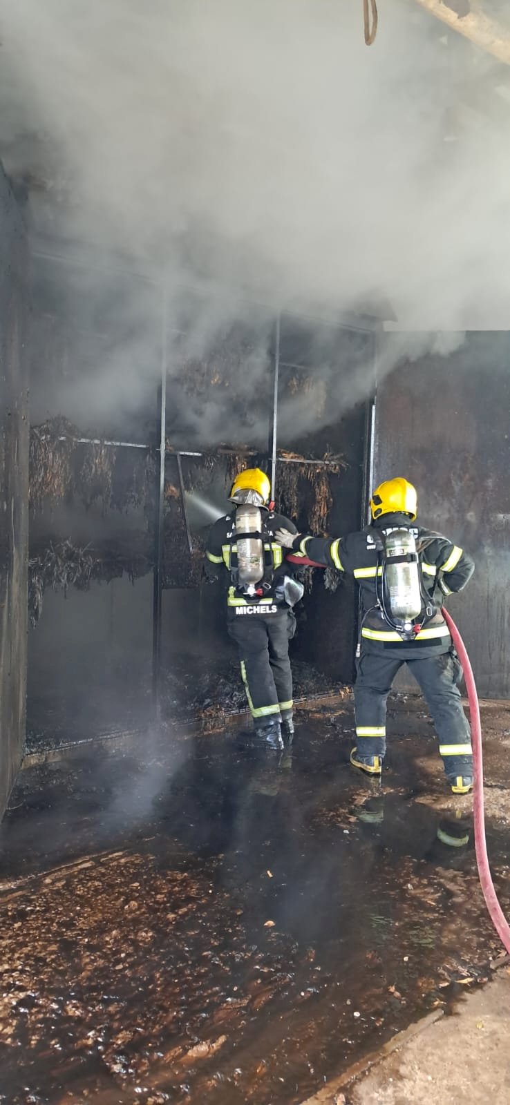 BOMBEIROS SÃO ACIONADOS PARA COMBATER INCÊNDIOEM ESTUFA DE FUMO