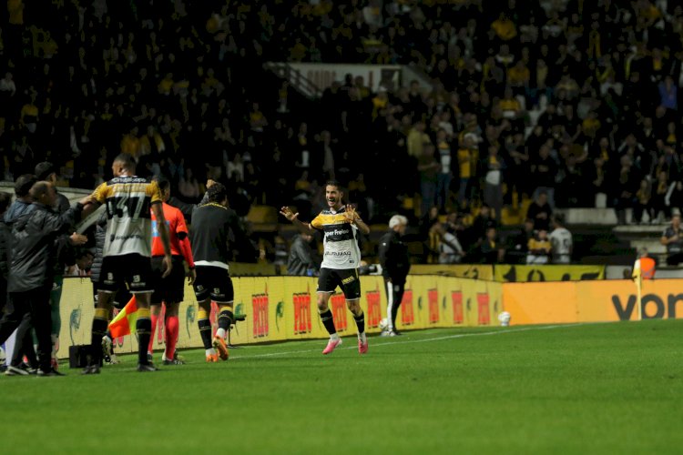CRICIÚMA VENCE A PONTE PRETA POR 2 A 0 NO HERIBERTO HÜLSE E ENTRA NO G-4 DA SÉRIE B