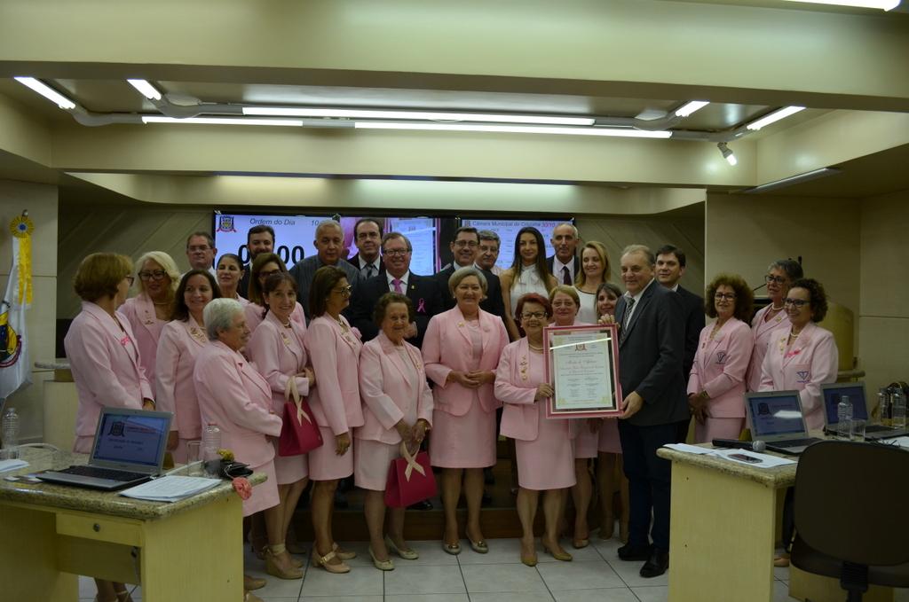 Associação Rede Feminina de Combate ao Câncer de Criciúma recebe Moção de Aplauso     A Associação Rede Feminina de Combate ao Câncer de Criciúma, recebeu na sessão de hoje (30/10) Moção de Aplauso pelos 35 anos de incansáveis serviços prestados em nosso Município. O vereador Julio Colombo (PSB) foi o autor da homenagem aprovada por unanimidade.   A Associação Rede Feminina de Combate ao Câncer de Criciúma foi fundada em 9 de setembro de 1982, por Zulma Naspolini Manique Barreto e um grupo de se