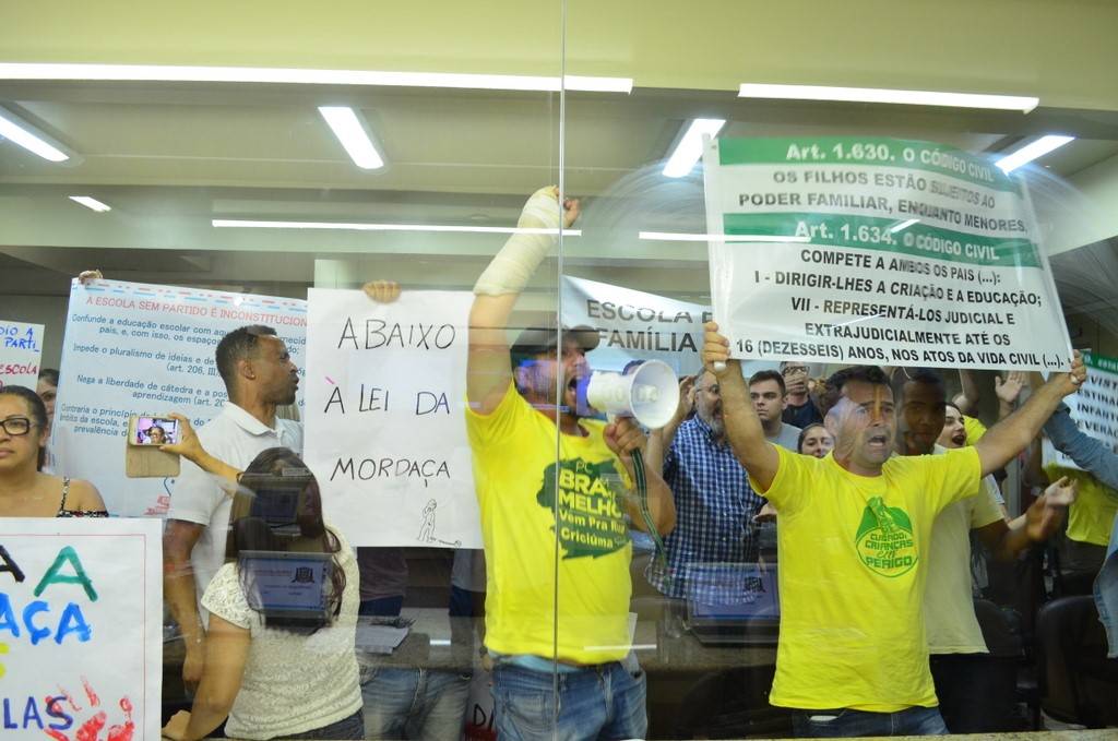 Vereadores aprovam projeto Escola Sem Partido