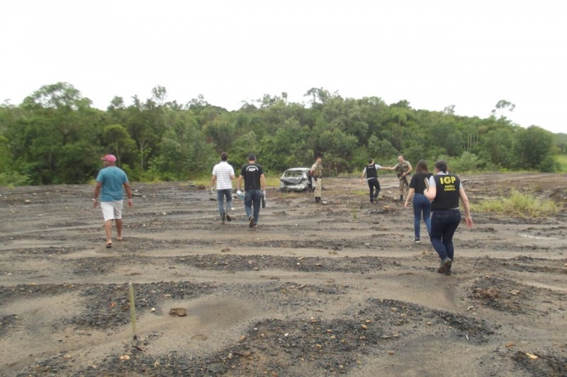 Corpo é encontrado em veículo incendiado