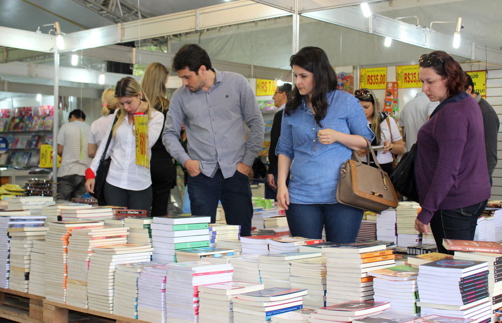 Procon aponta variação de 65% nos preços de materiais escolares entre estabelecimentos de Criciúma