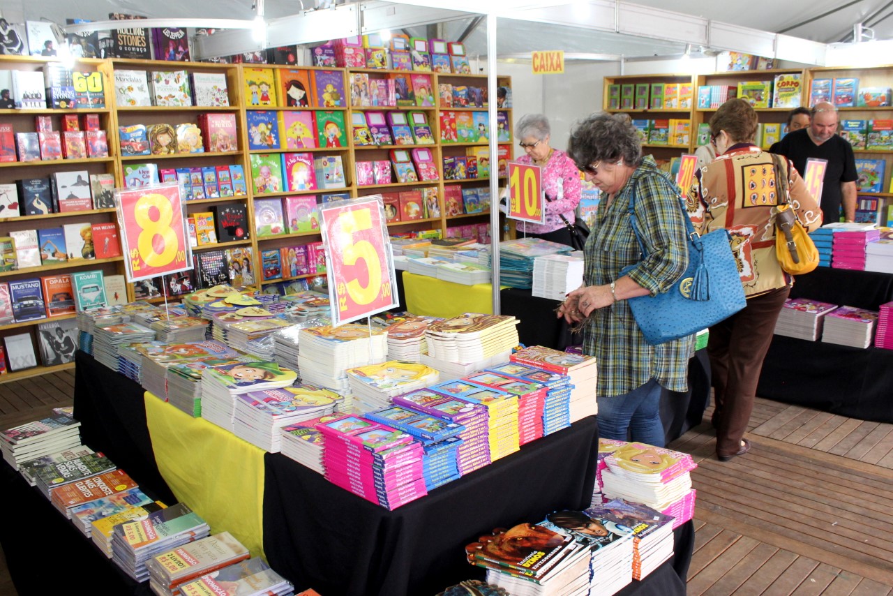 FCC promove troca de livros em alusão ao Dia Mundial do Livro