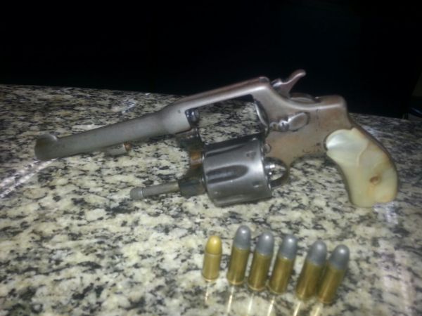 Homem é detido com revolver e munição acusado de furto no Rio Mania