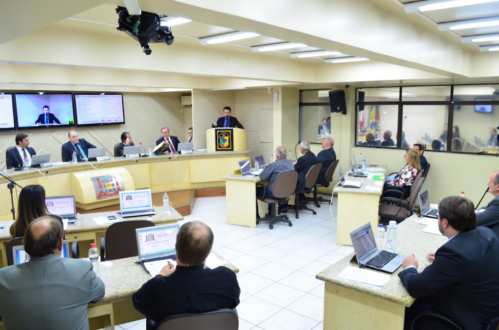 Projeto do executivo que garante serviços essenciais à população é aprovado com dispensa de pareceres