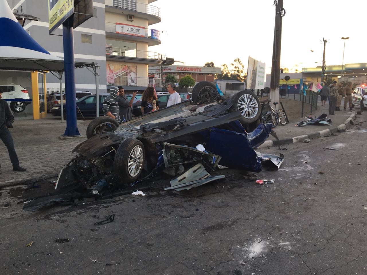 Motorista capota várias vezes e sai ileso do acidente