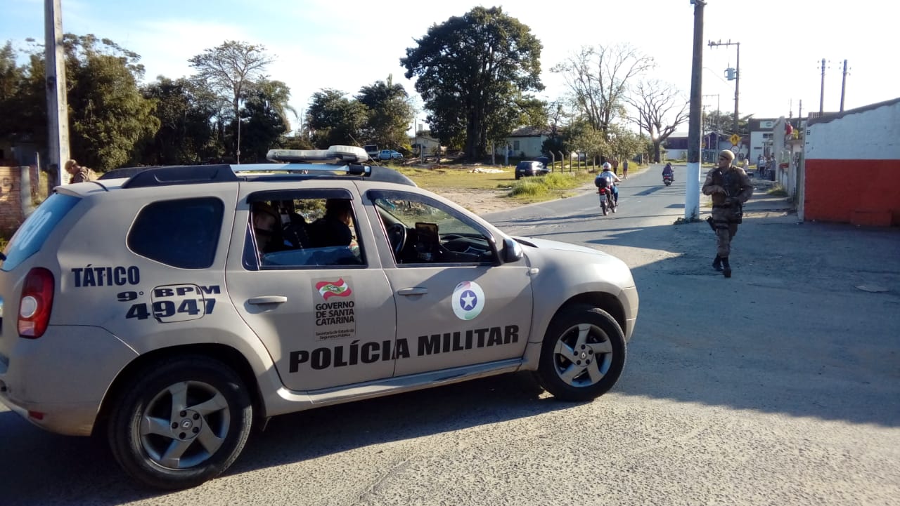 Jovem com mandado de prisão tenta fugir da PM, mas acaba detido