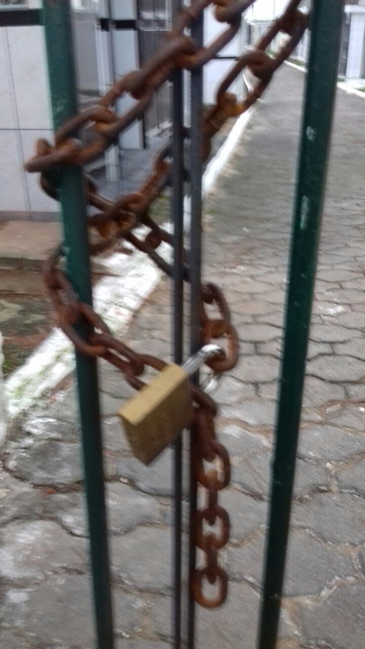 Aposentado reclama de portão fechado no cemitério do Rio Maina