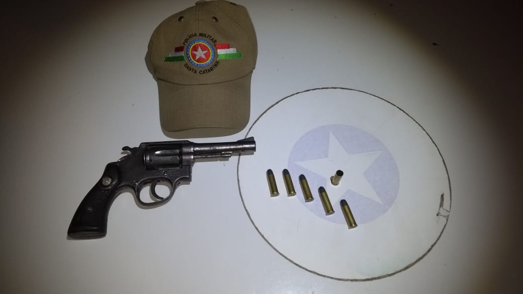 Homem é detido com revolver