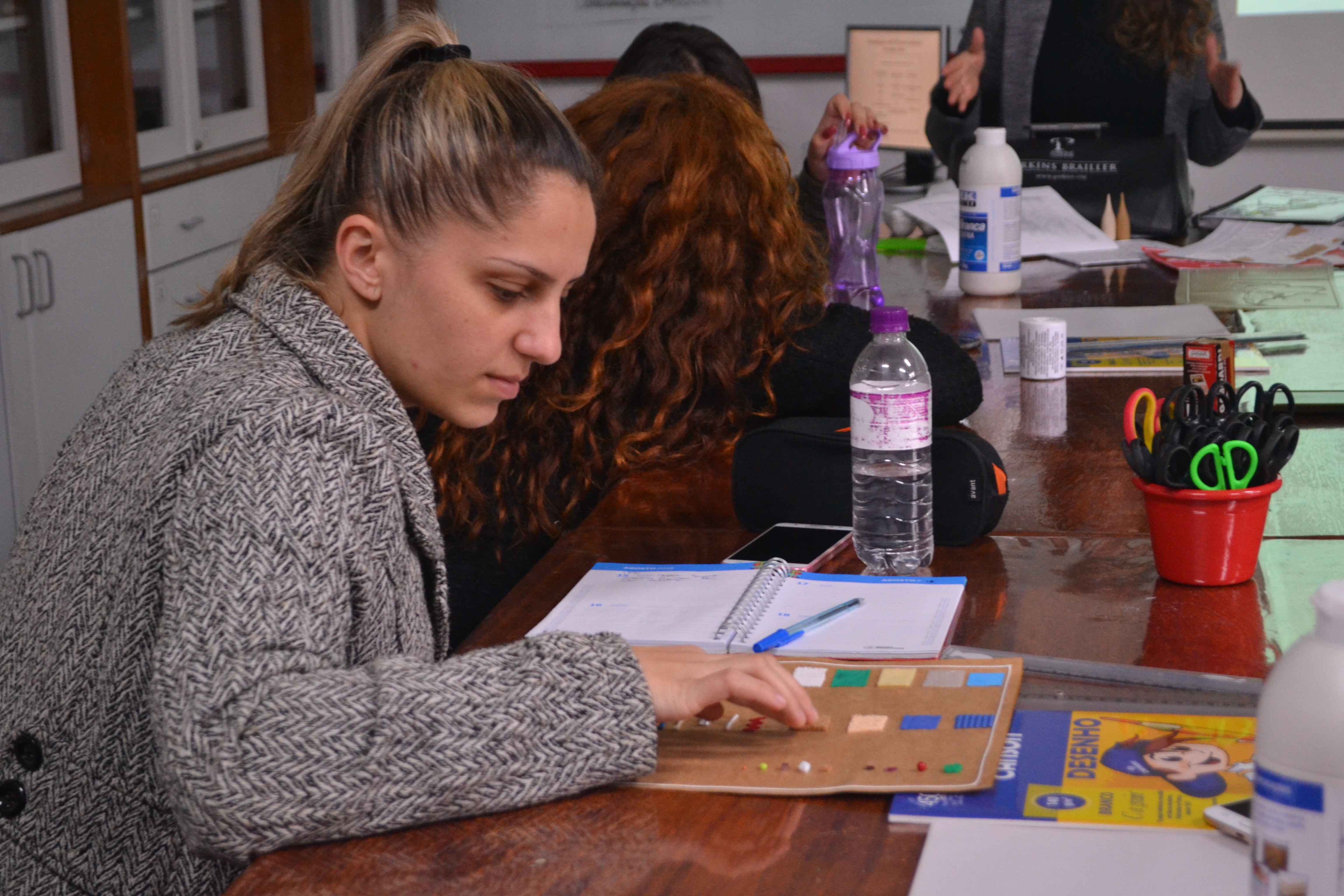 Alunos do Curso de Geografia da Unesc aprendem a confeccionar mapas táteis