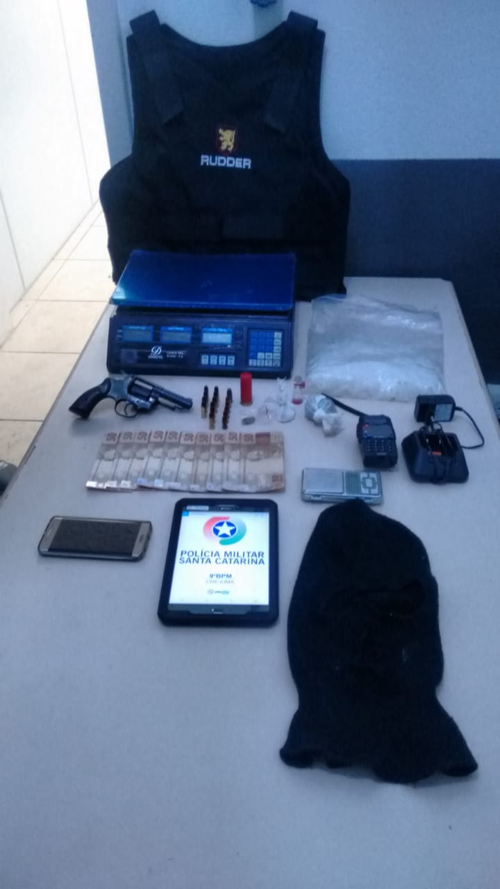 POLÍCIA PRENDE HOMEM COM VEÍCULO CLONADO, REVOLVER E DROGA