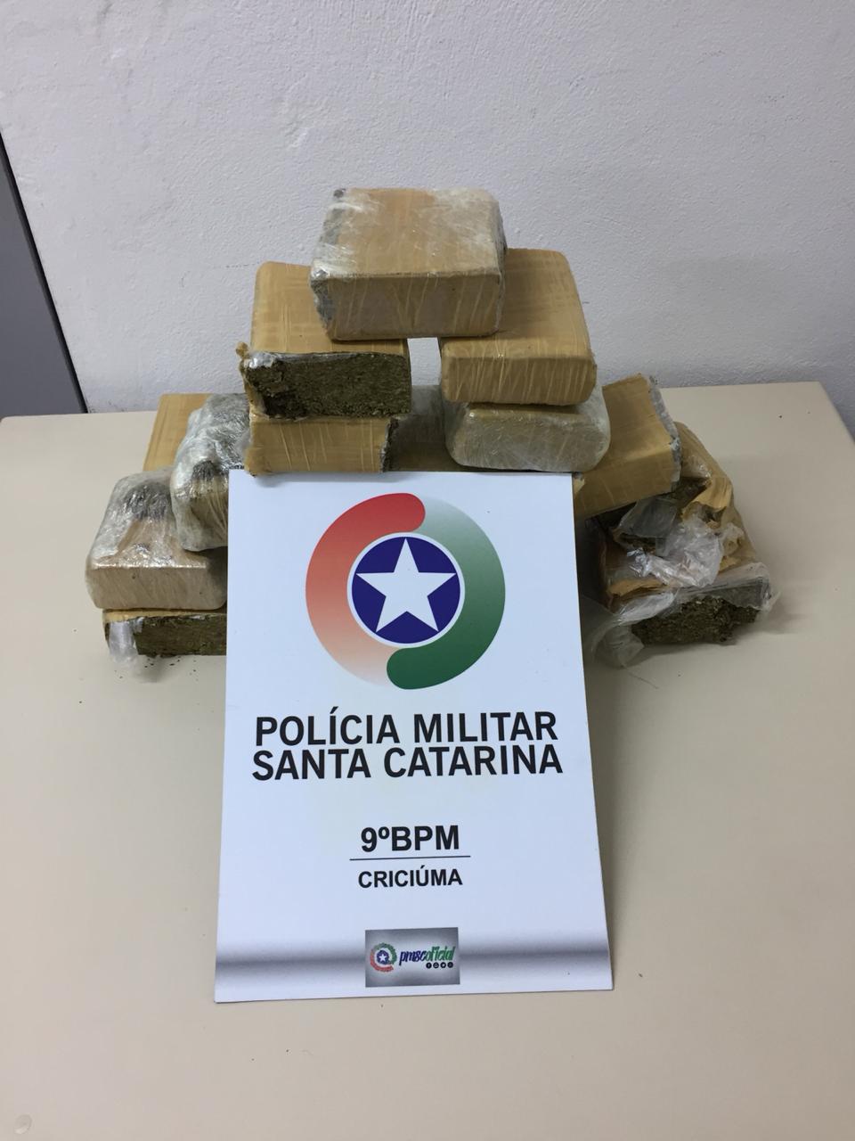 POLÍCIA MILITAR PRENDE DUPLA COM MAIS DE 5 KG DE MACONHA