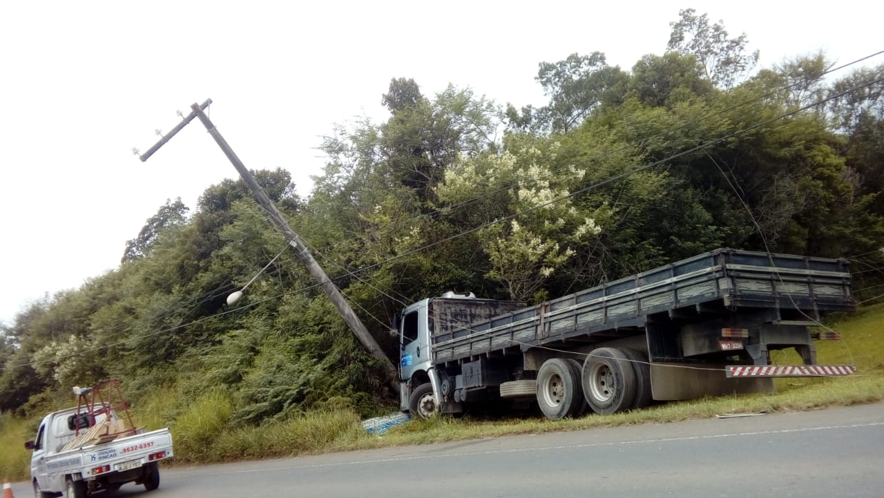 Acidente deixa bairros sem energia em Criciúma