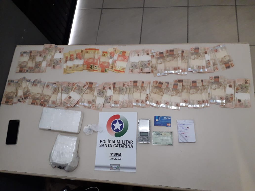 POLÍCIA MILITAR ENCONTRA DINHEIRO E COCAÍNA EM APARTAMENTO INVADIDO NO JARDIM UNIÃO