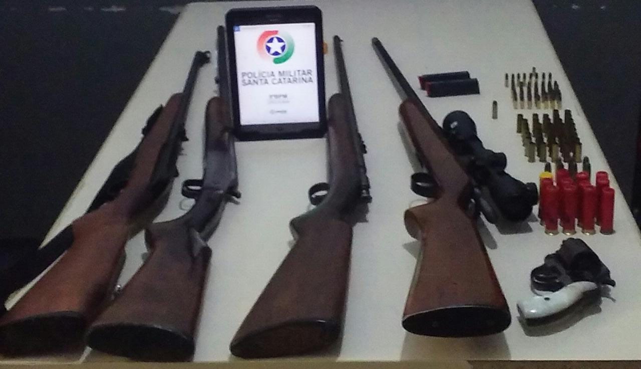 ARMAS SÃO APREENDIDAS PELA POLÍCIA MILITAR