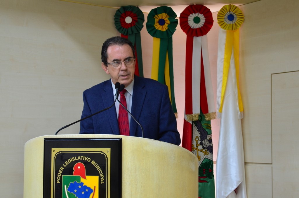 Vereador questiona a utilização de recipientes para alimentação de animais na Praça do Congresso
