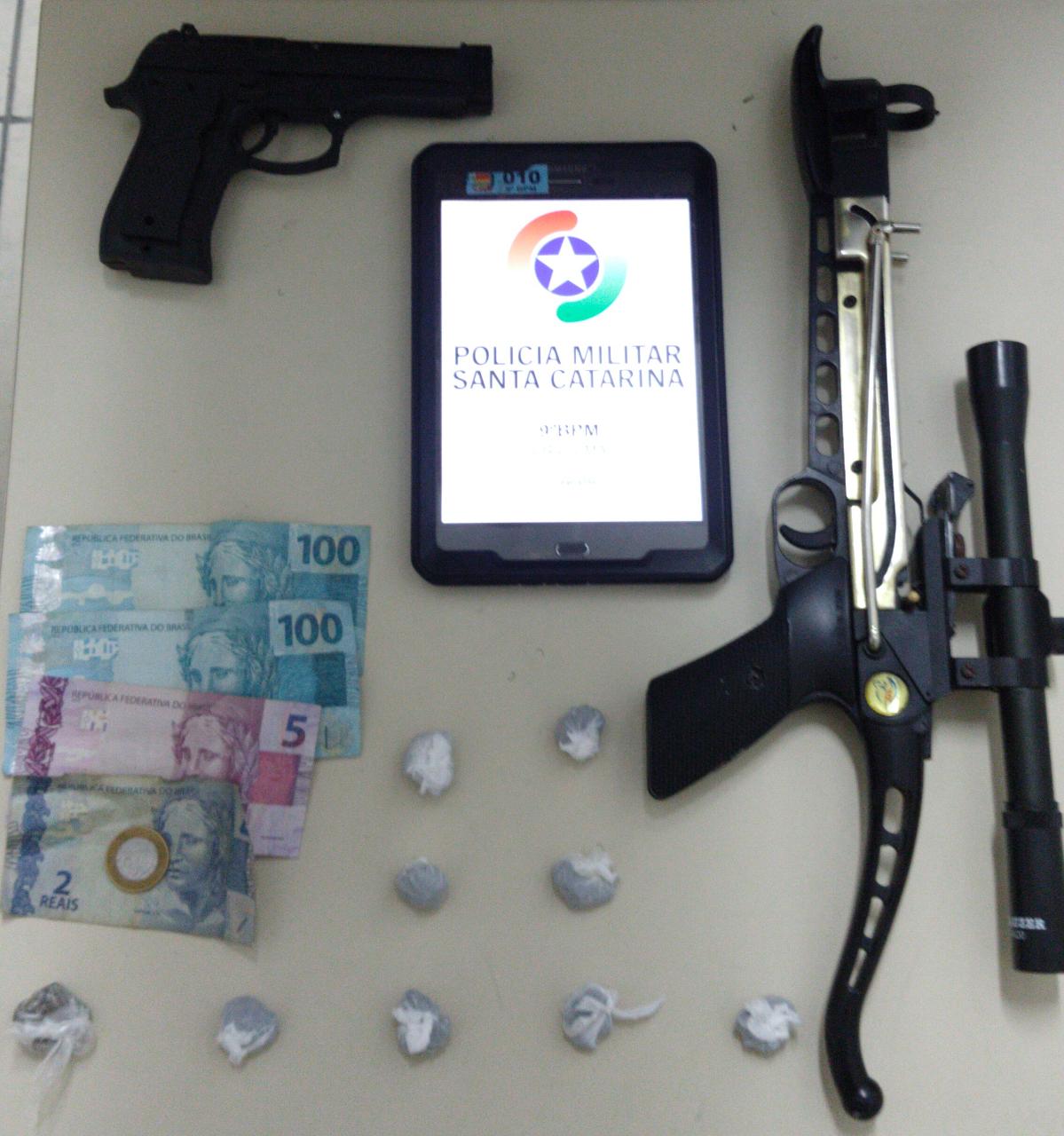 ARMA QUE DISPARA FLECHAS É APREENDIDA NA QUARTA LINHA