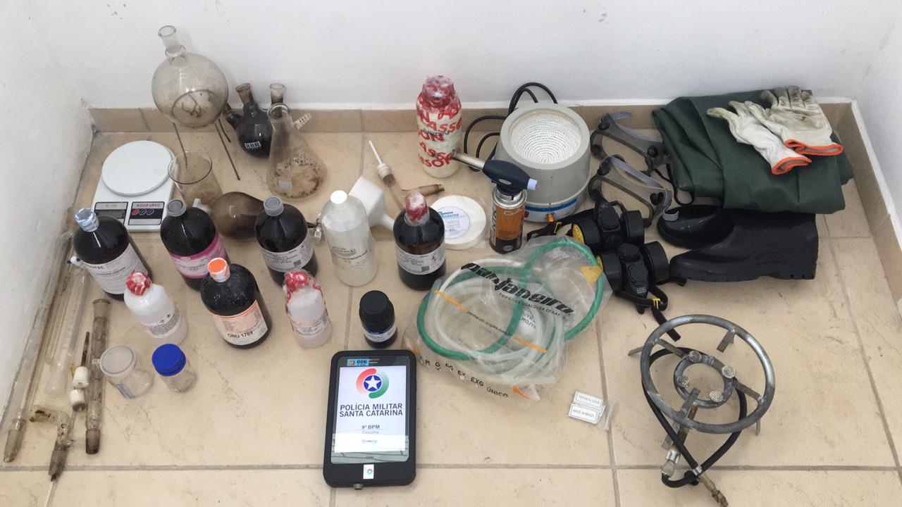 MÃE DENUNCIA FILHO COM LABORATÓRIO DE DROGAS SINTÉTICAS DENTRO DE CASA