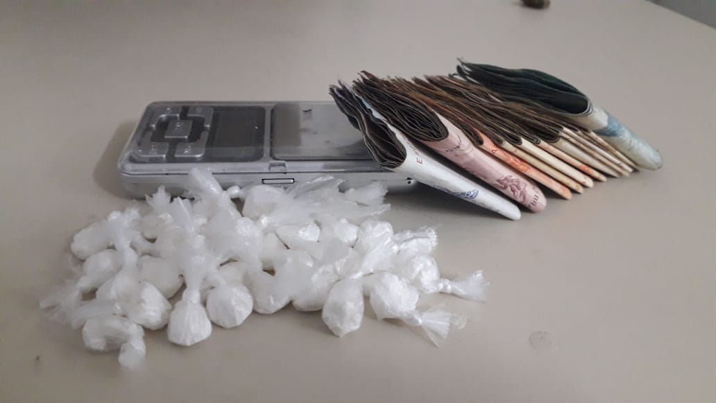POLÍCIA MILITAR PRENDE CASAL COM DROGAS NO RENASCER