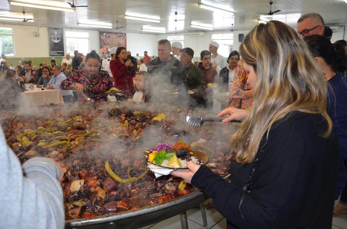 Casa cheia na Feijoada beneficente do Bairro da Juventude