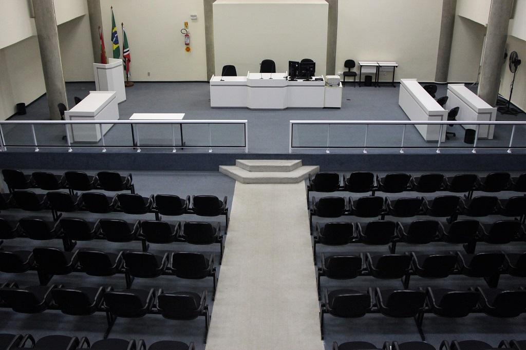 Júri popular em Criciúma condena réu por morte de adolescente