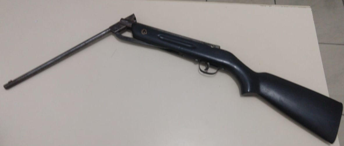 Armas são encontradas em veículo no renascer