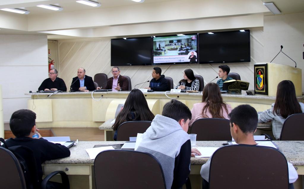 Mirins debatem com vereadores da comissão de obras