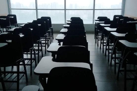 Servidora de escola de Imbituba que teve a mesa colocada no banheiro será indenizada por assédio