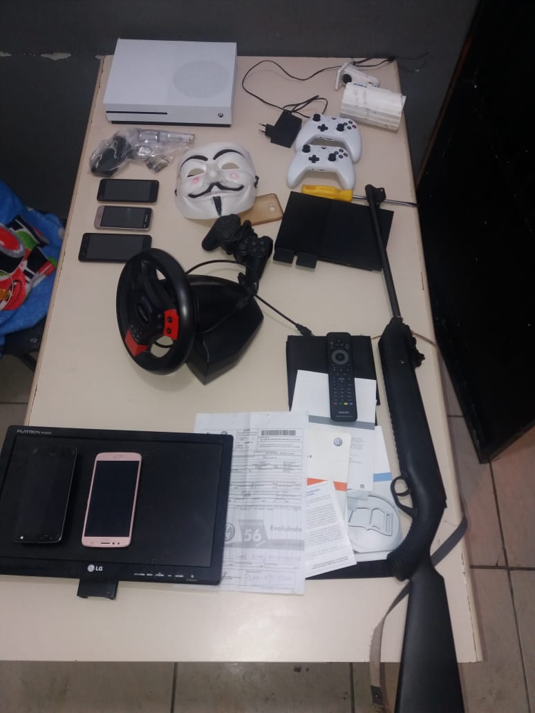 Após assalto em residência elemento armado reage e é alvejado com 2 tiros pela Polícia