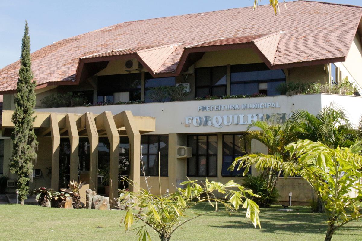 Forquilhinha abre concurso público e processo seletivo com salários de até R$ 12,2 mil