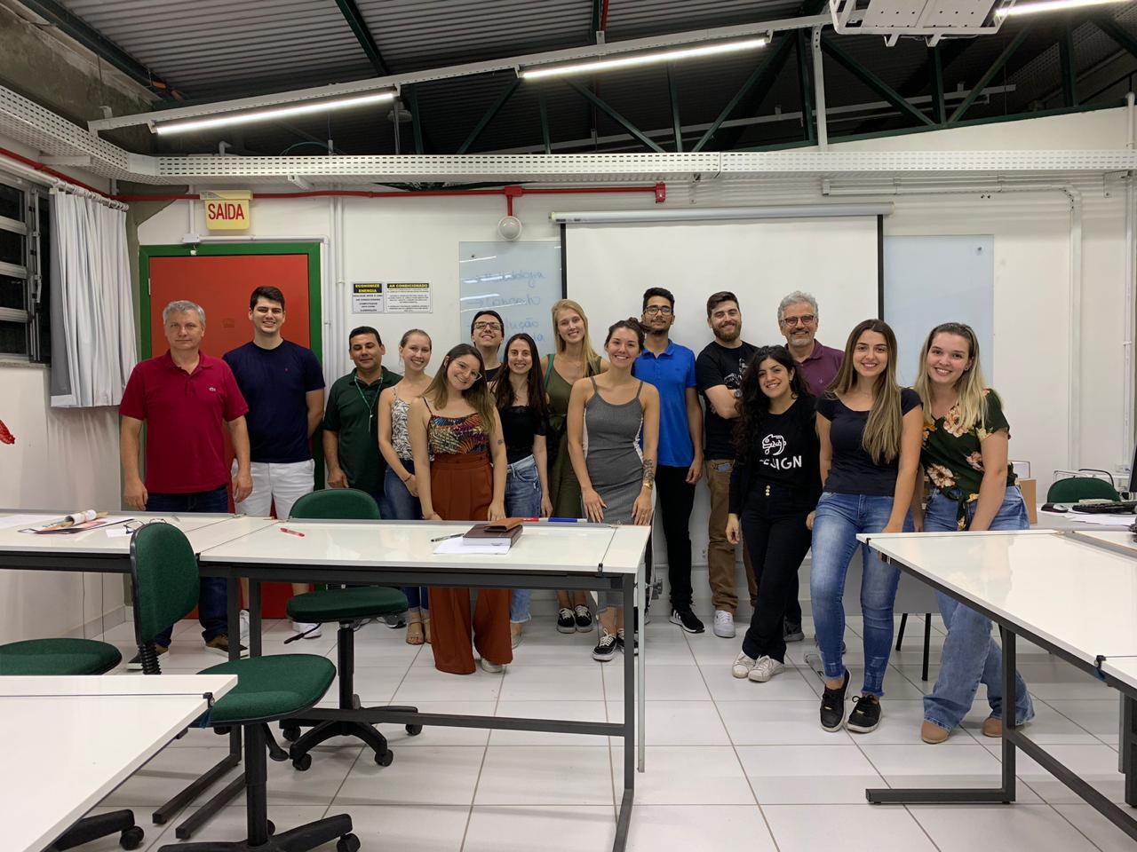 Estudantes do curso de Design da Unesc desenvolvem propostas de móveis para empresa de Urussanga