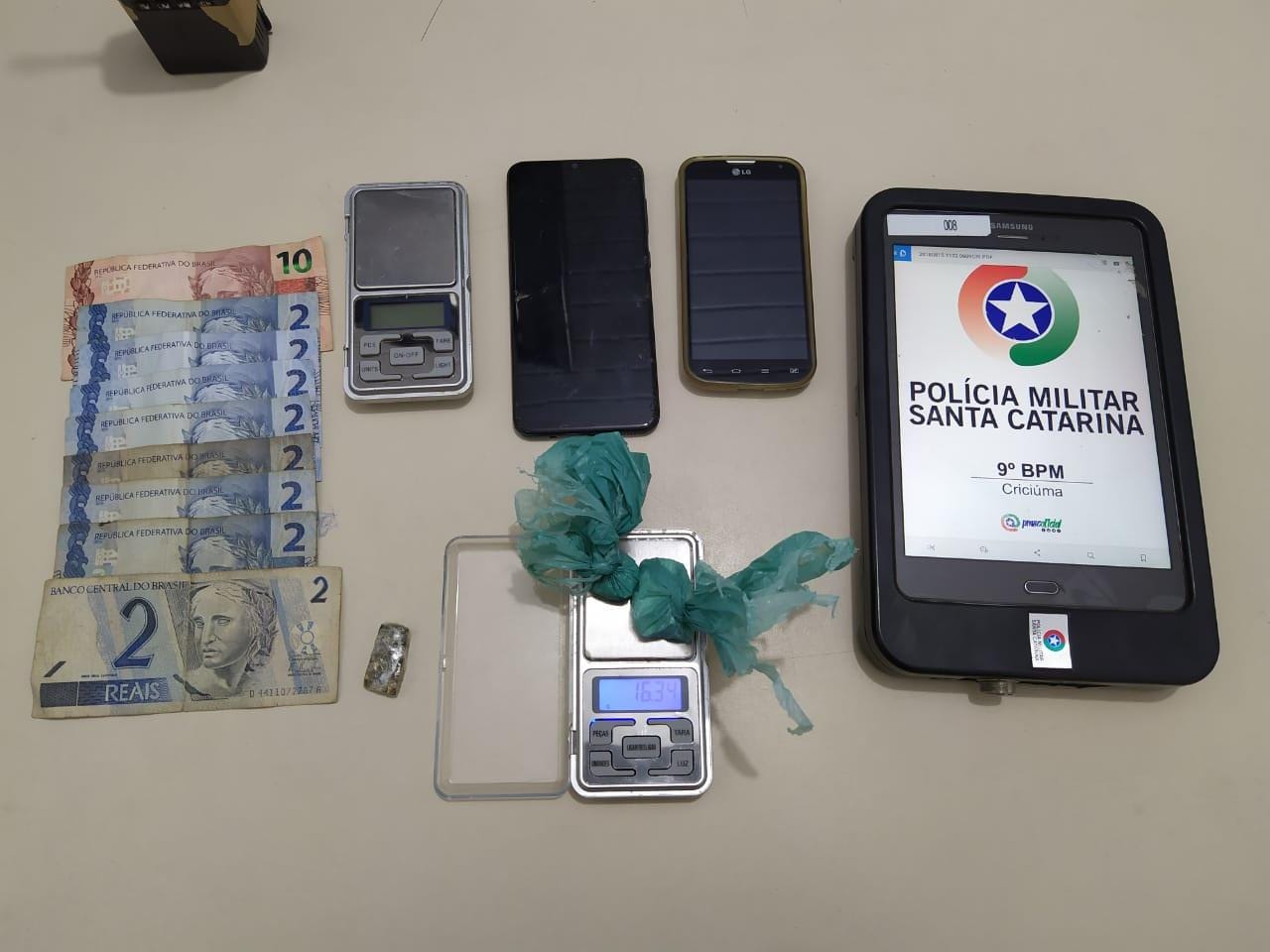 Polícia Militar prende dupla por tráfico no Montevideo