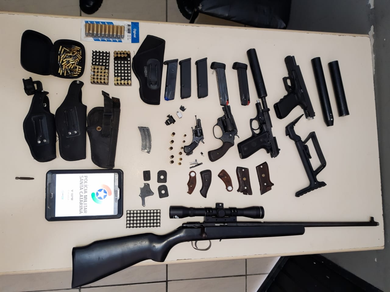Homem é preso por porte ilegal de armas no Rio Maina