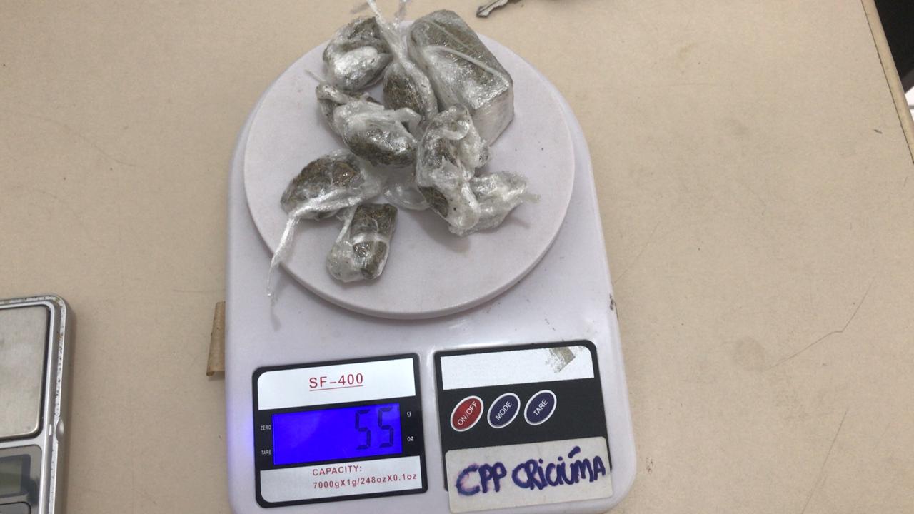 Policias da santa Luzia prende homem com drogas em residencial