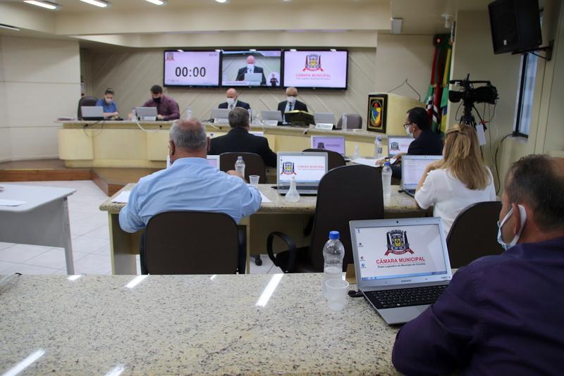 Projeto que trava sobre cargos de diretores das escolas é rejeitado na câmara e dois projetos são retirados