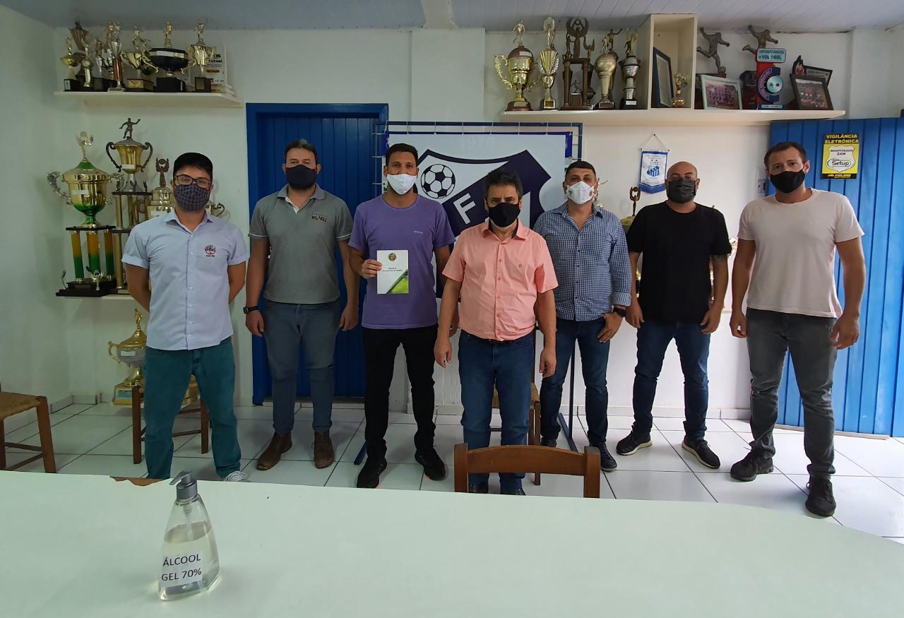 Caravaggio recebe representantes da FCF e sonda ingresso no futebol profissional